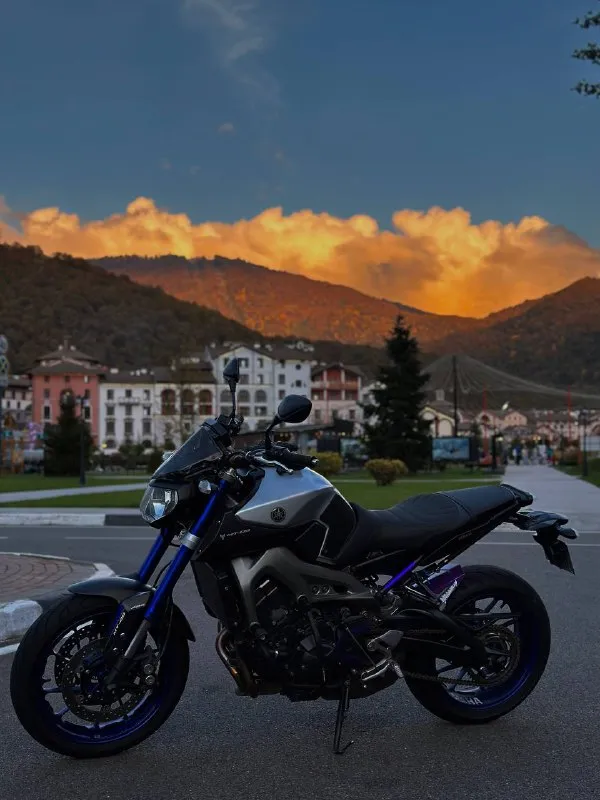 Yamaha MT-09 на фоне гор Красной Поляны на закате