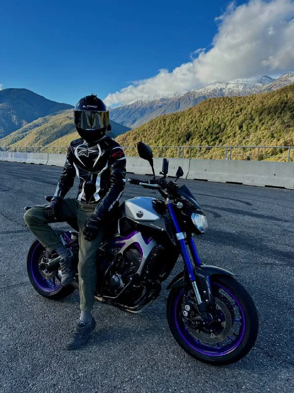 Райдер на Yamaha MT-09 на горной дороге