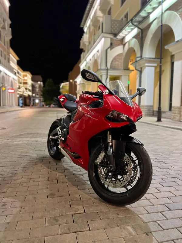 Красный Ducati Panigale ночью на площади Роза Хутор